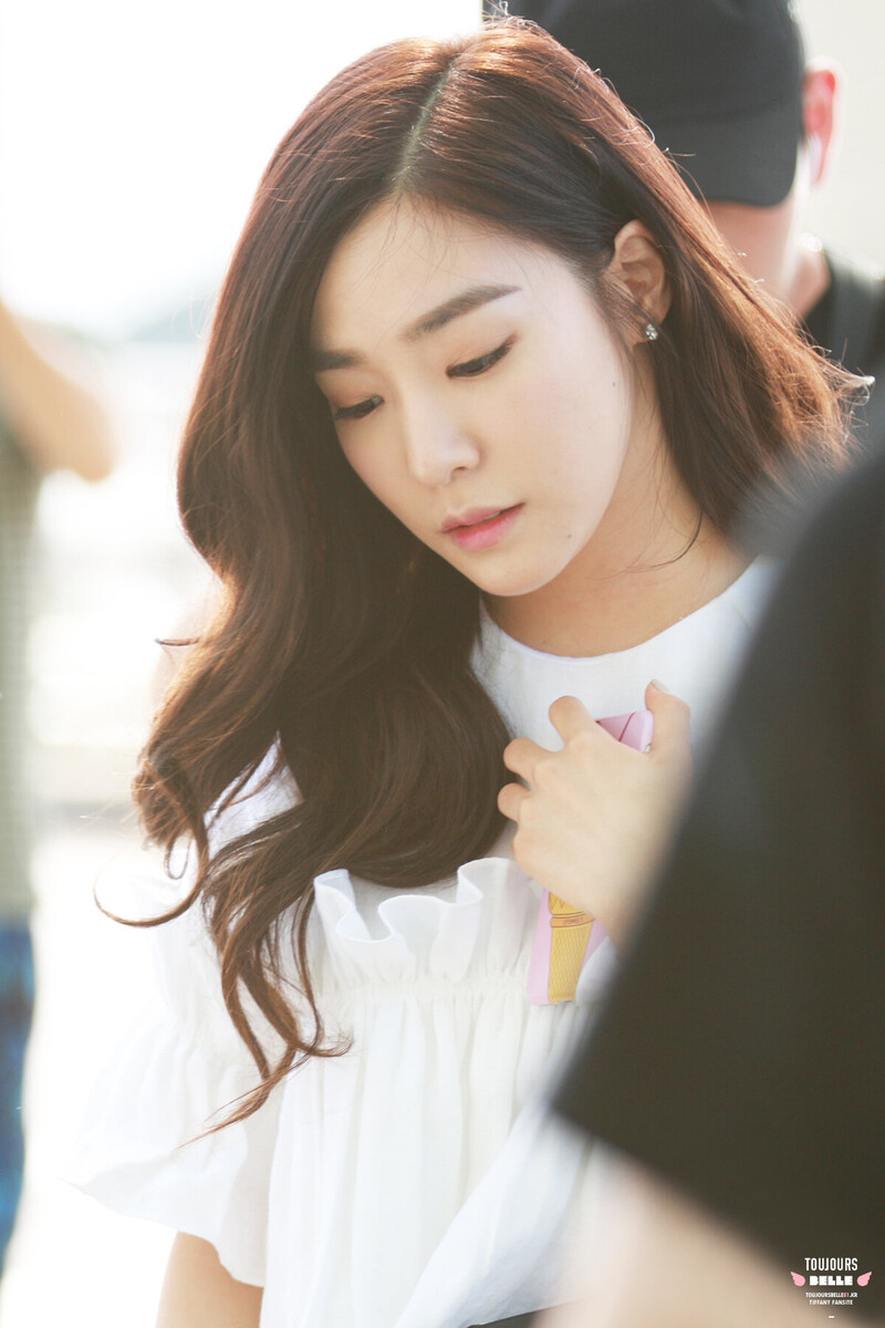 150806 Girls' Generation Tiffany at Incheon Airport documents 5