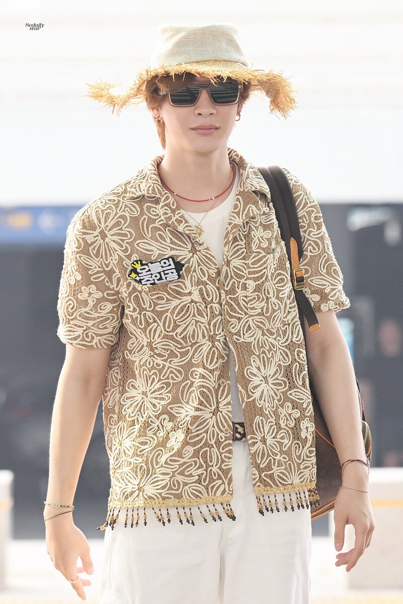 240713 RIIZE Anton at Incheon International Airport documents 5