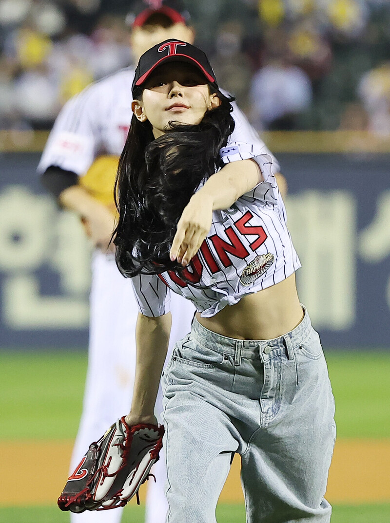 (G)I-DLE's Miyeon throws First Pitch for LG Twins documents 8