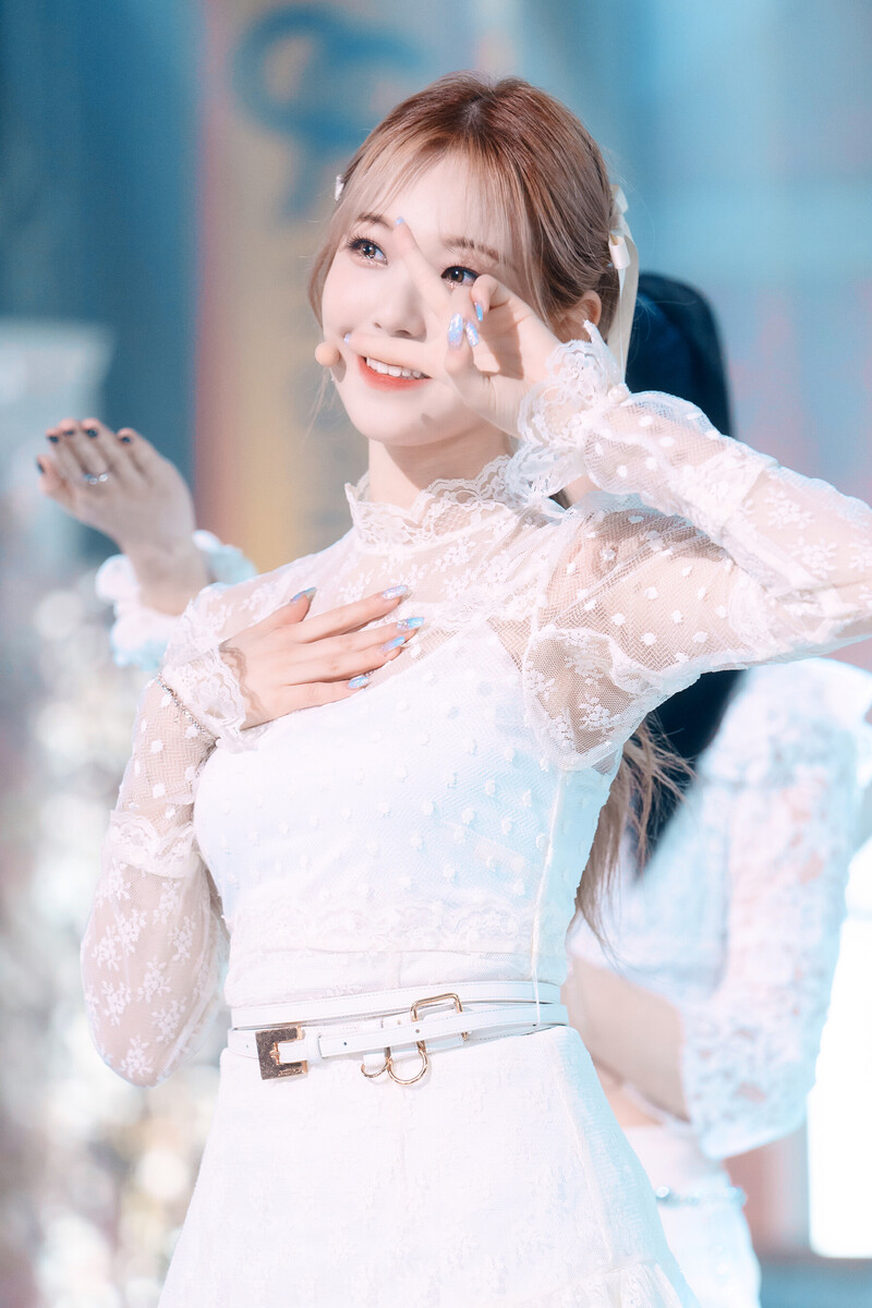 220123 fromis_9 Jiheon - 'DM' at Inkigayo documents 23