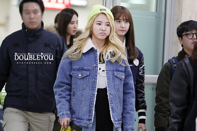 141130 Girls' Generation Hyoyeon at Gimpo Airport documents 1