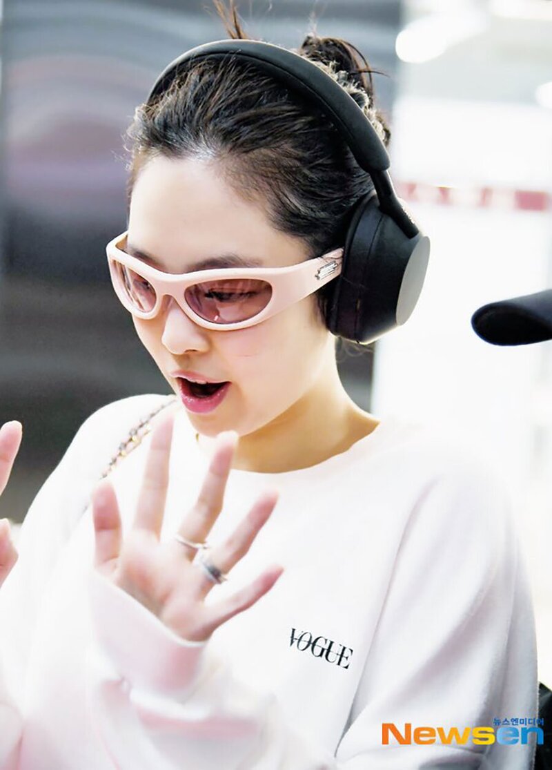 240502 JENNIE at the Gimpo Airport documents 6