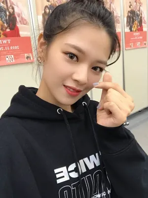 191130 Once Japan update - Jeongyeon selca