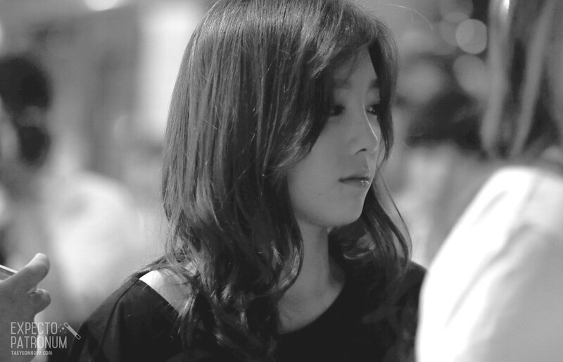 120807 Girls' Generation Taeyeon at Gimpo Airport documents 1