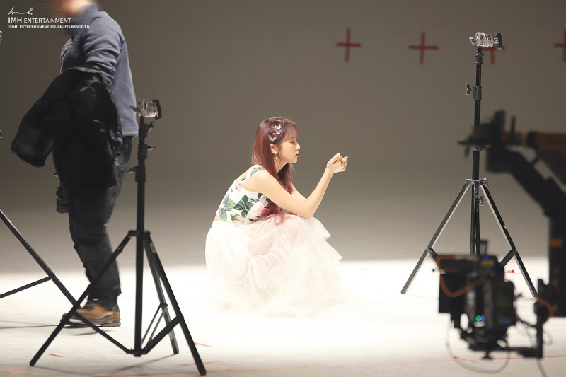 200406 IMH Entertainment Naver Update - Hong Jin Young's "Love Is Like A Petal" M/V Behind documents 13