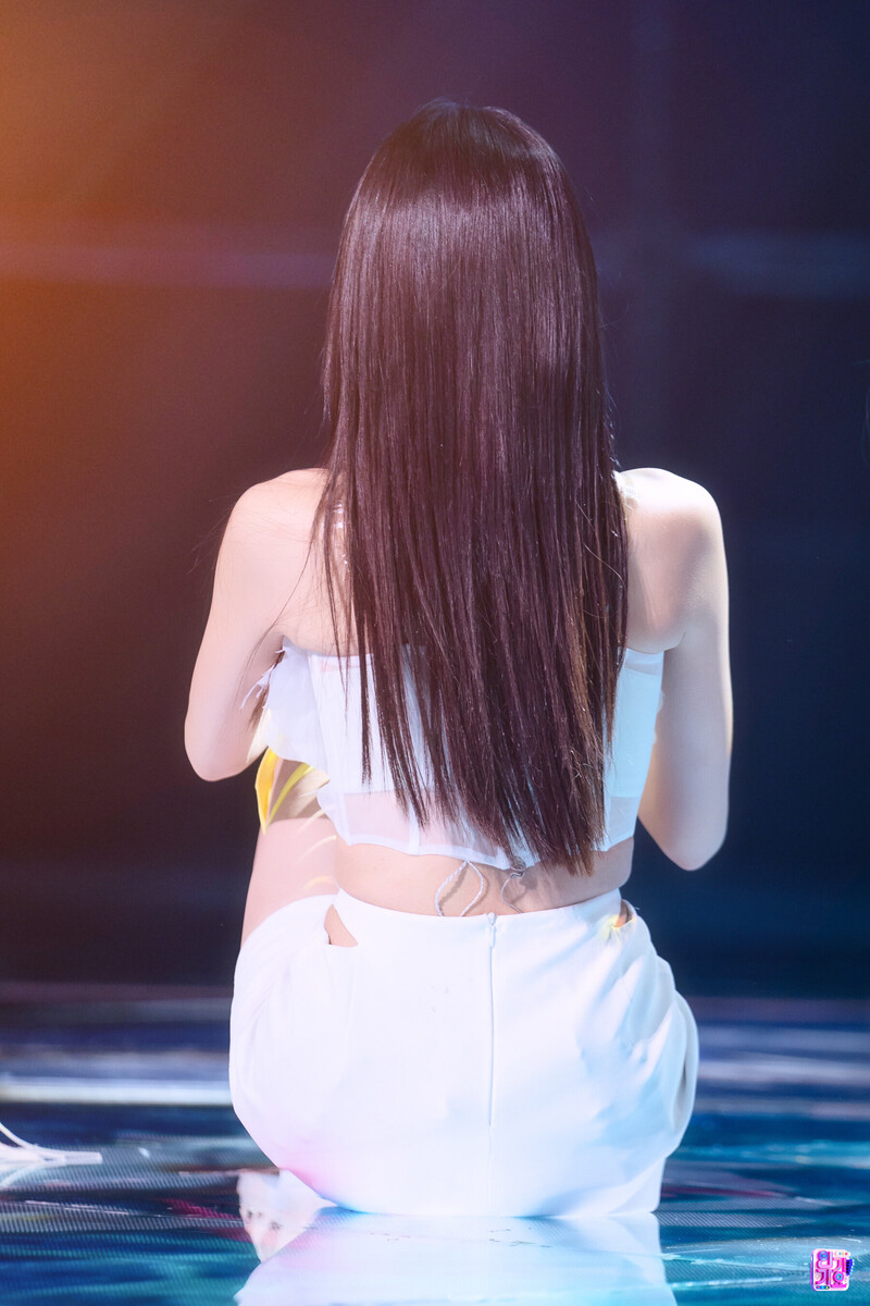 220710 fromis_9 Gyuri 'Stay This Way' at Inkigayo documents 14