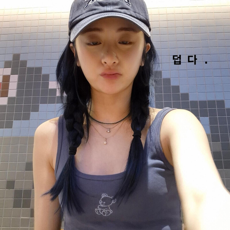 240803 - HUH YUNJIN Instagram Update documents 2