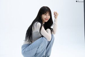 230920 APINK Naver post - EUNJI Profile shoot behind the scenes