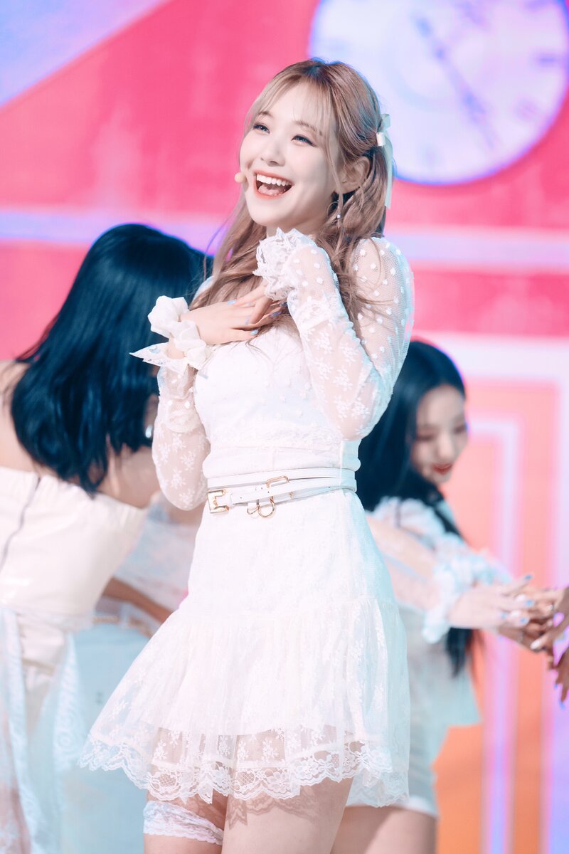 220123 fromis_9 Jiheon - 'DM' at Inkigayo documents 23
