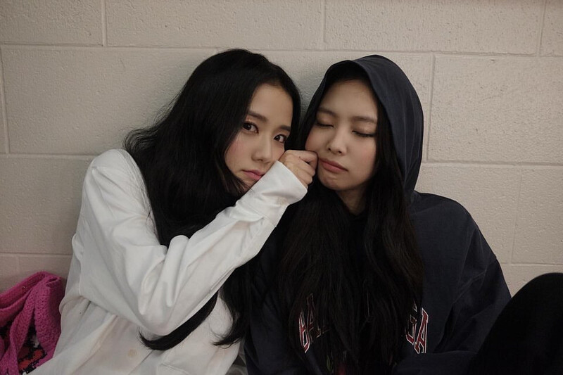 221110 - JISOO Instagram Update with JENNIE documents 5