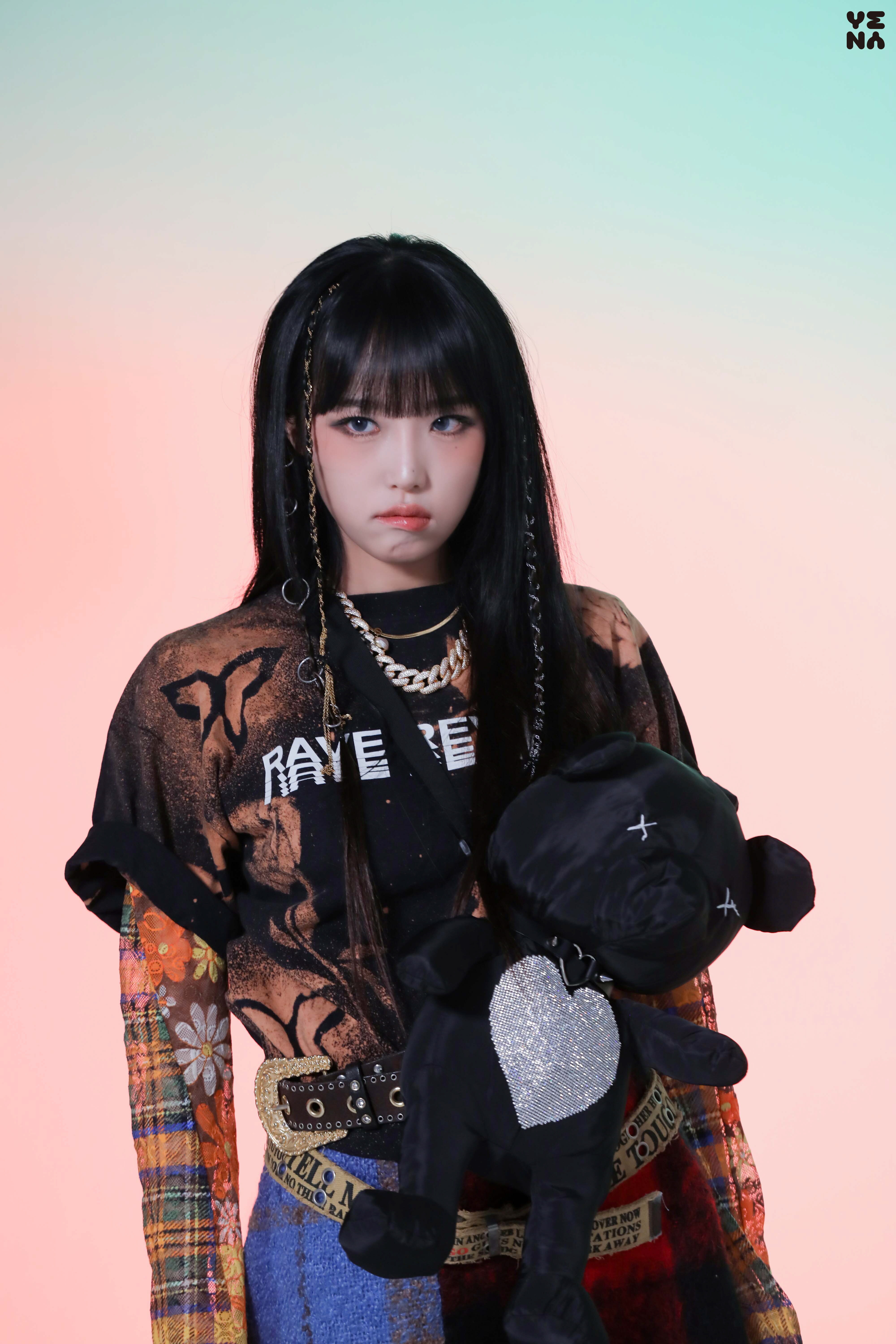 January 27 22 Yuehua Naver Post Yena 1st Mini Album Smiley Jacket Behind Kpopping