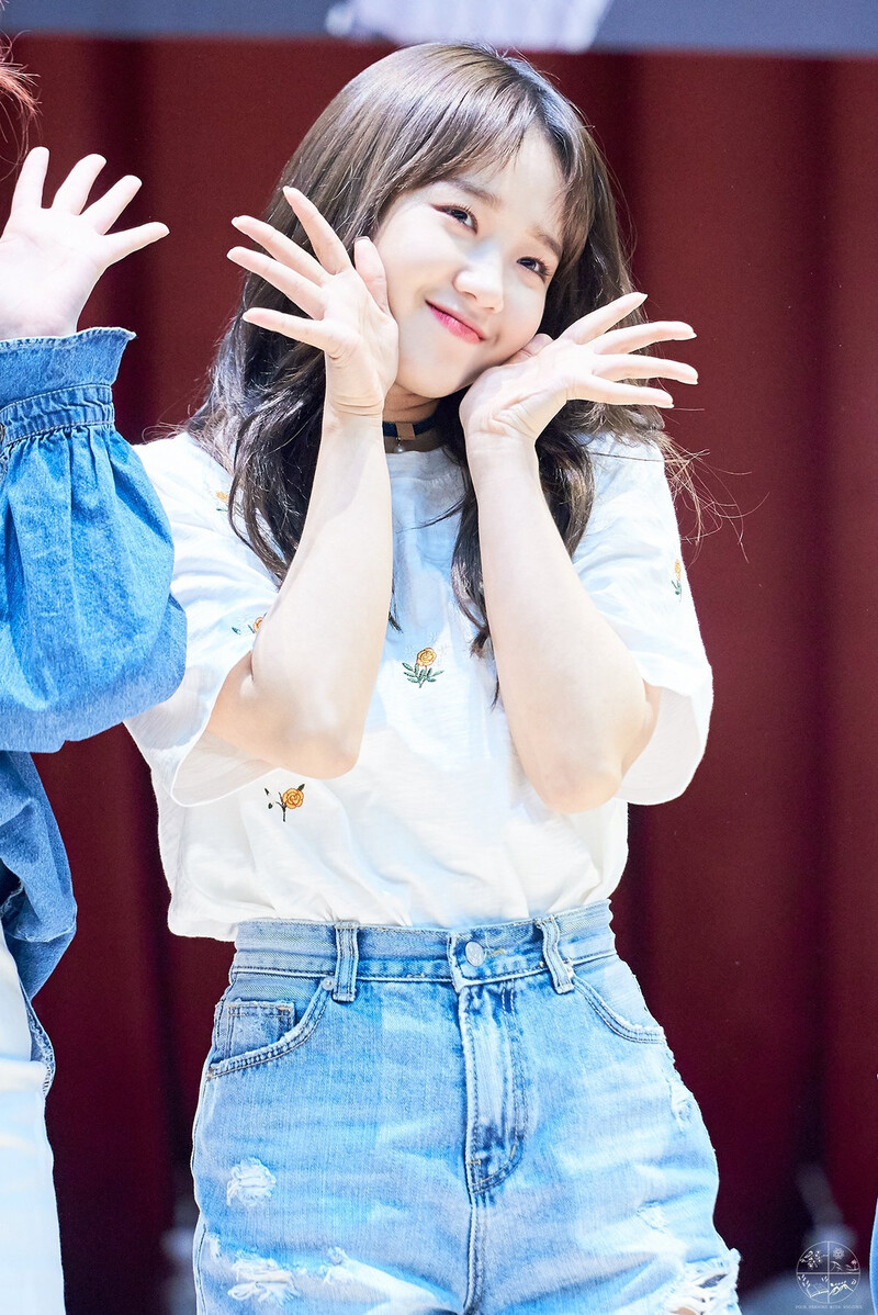 180429 Weki Meki Yoojung at Hongdae 'Lucky' Fansign documents 3