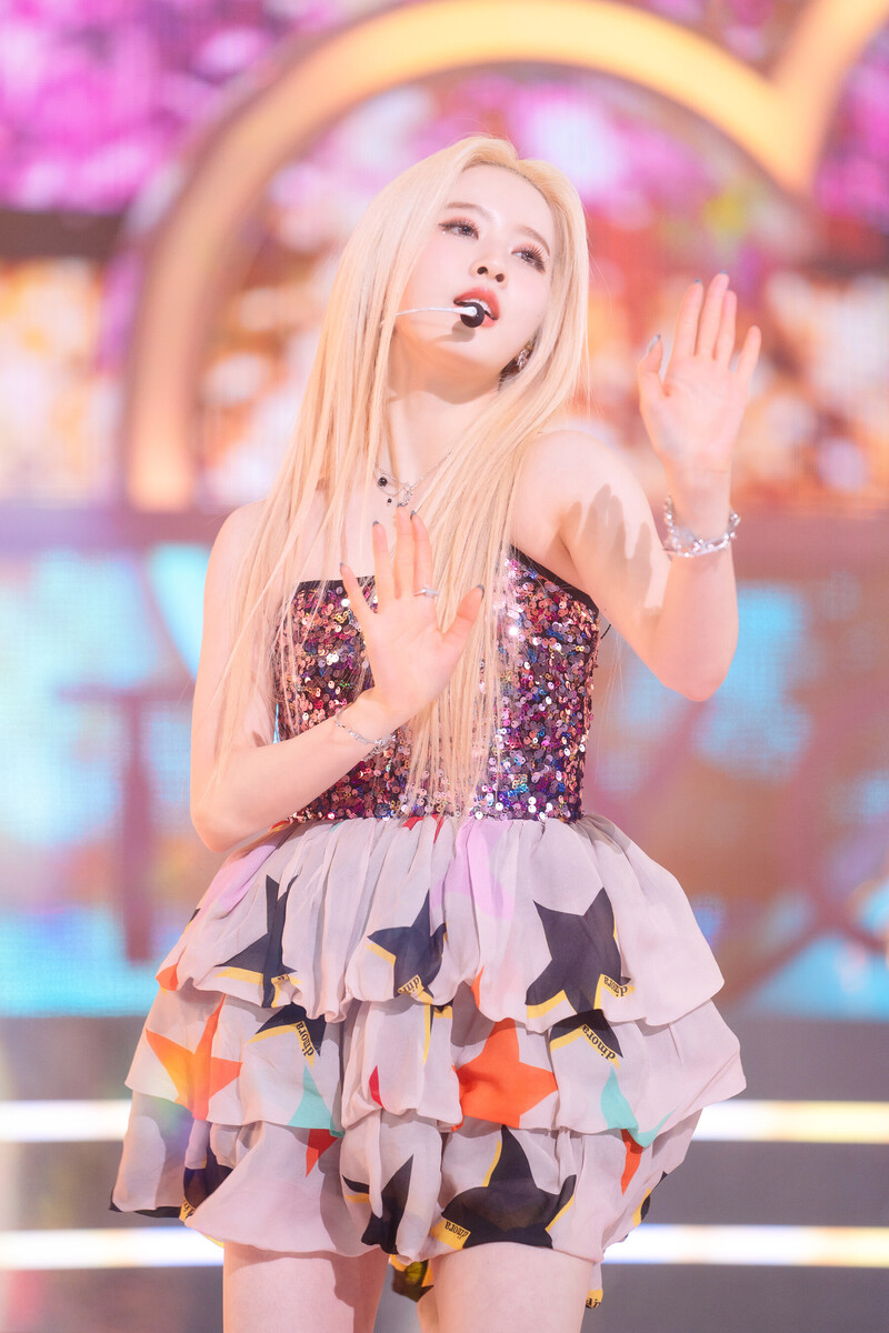 220227 STAYC Sieun at Inkigayo documents 17