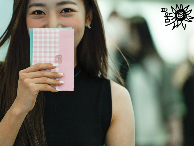 230908 Apink NAMJOO at Incheon international airport documents 3