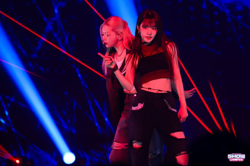 231115 Nana and Tsuki - 'Baby Don't Stop' Special Stage at Show Champion documents 6