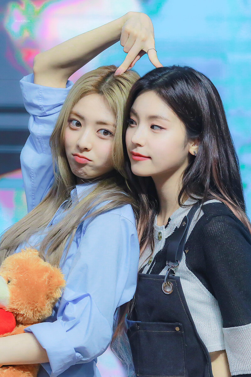 220914 ITZY Yeji & Yuna documents 3