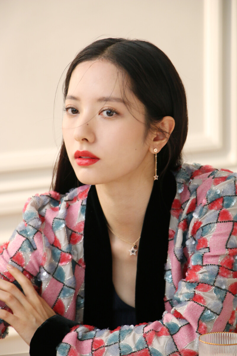 221107 Starship Naver - WJSN Bona - Armani Watch & Jewelry Photoshoot Behind documents 14