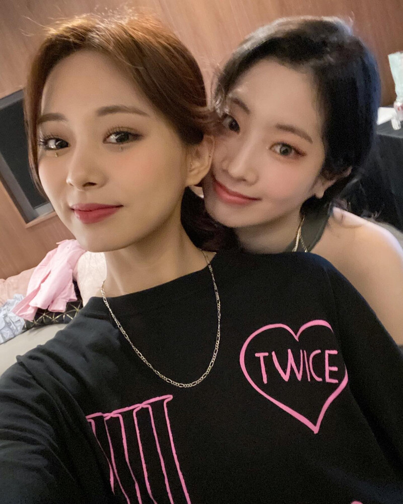 220301 TWICE Instagram Update - Tzuyu & Dahyun documents 2