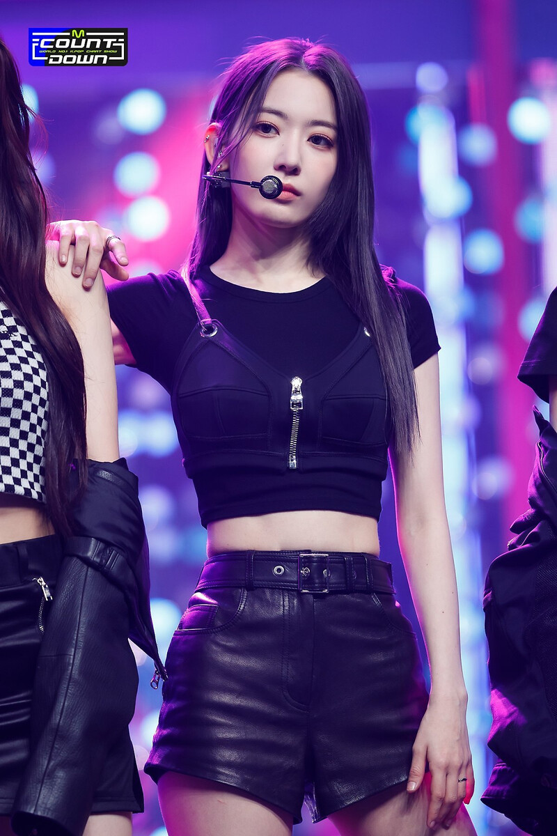 220505 LE SSERAFIM's Sakura - 'Fearless' and 'Bue Flame' at M Countdown documents 5