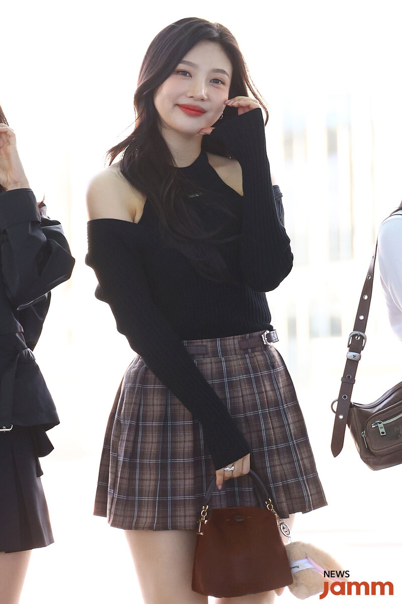 230922  Red Velvet Joy at Incheon International Airport documents 1