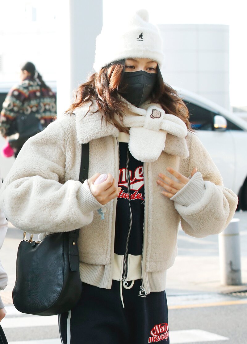 231228 NewJeans Danielle at Incheon International Airport documents 1