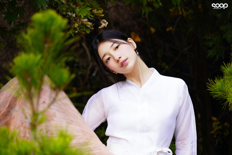 240108 SOOP Naver Post - Suzy - Elle Korea January Issue Photoshoot Behind documents 3