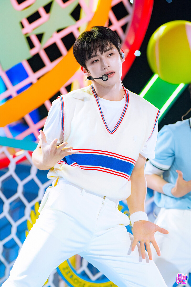 240519 ZEROBASEONE Jiwoong - 'Feel the POP' at Inkigayo documents 2