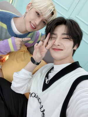 220503 Stray Kids Twitter Update - Felix and I.N