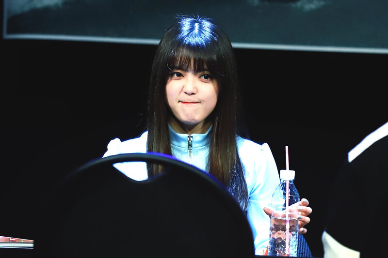 180318 Weki Meki Suyeon at Mapo 'Lucky.' Fansign documents 4