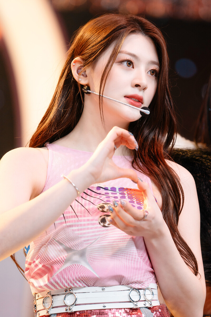 220227 STAYC Seeun at Inkigayo documents 19