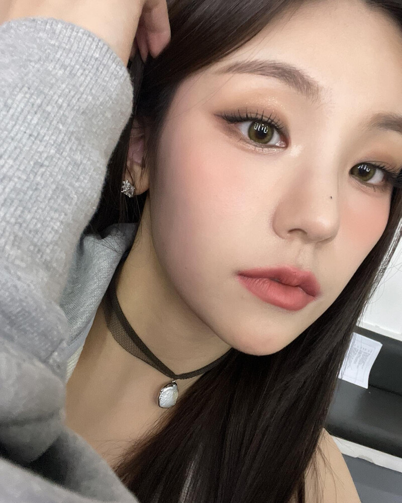 221210 ITZY Instagram Update - Yeji | kpopping