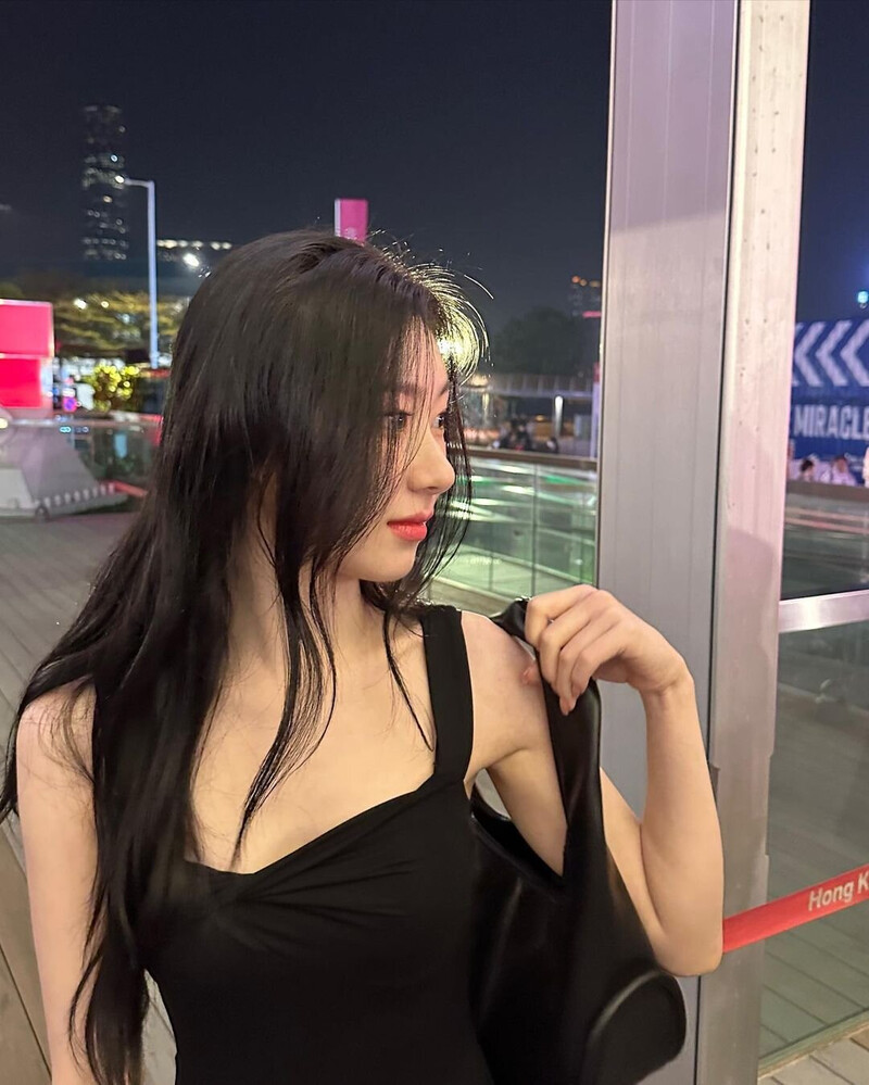 230608 - ITZY Chaeryeong Instagram Update documents 8