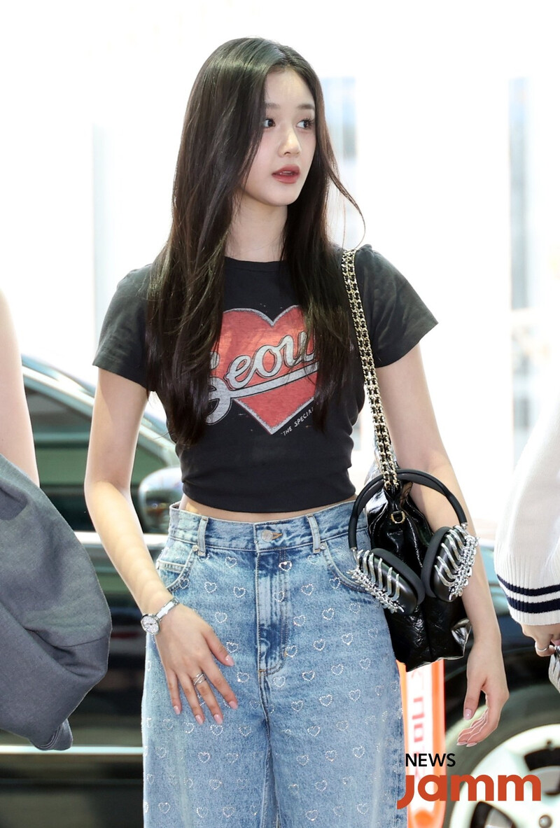 240606 BABYMONSTER Pharita at Incheon International Airport documents 1