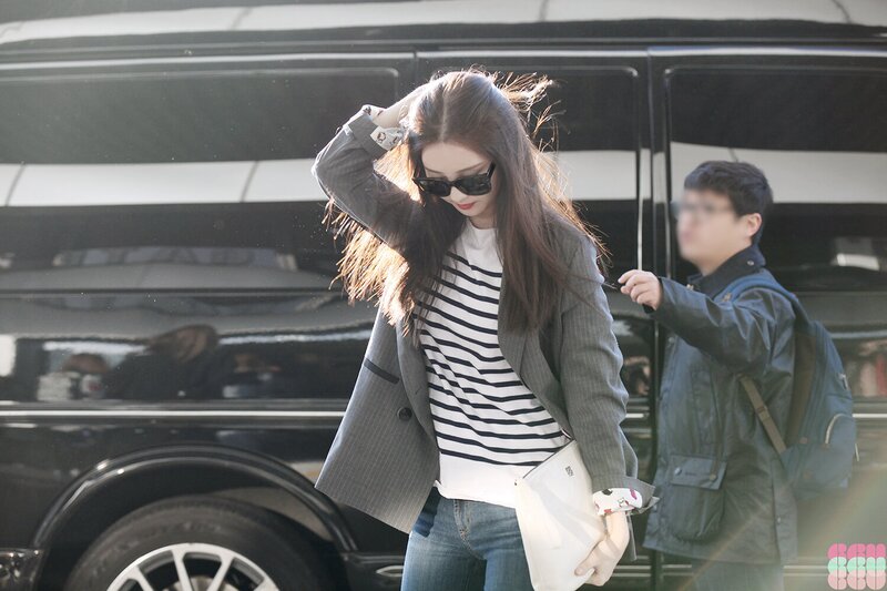 150304 Girls' Generation Seohyun at Gimpo Airport documents 5