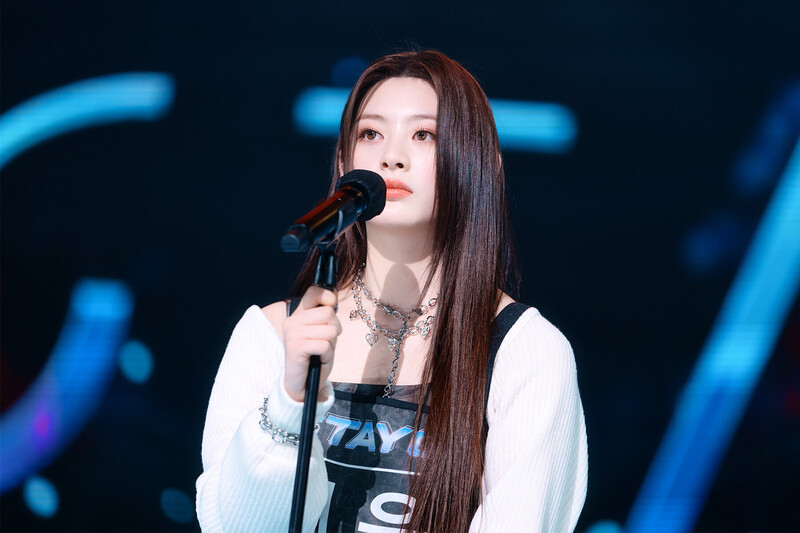 220227 STAYC Seeun at Inkigayo documents 21