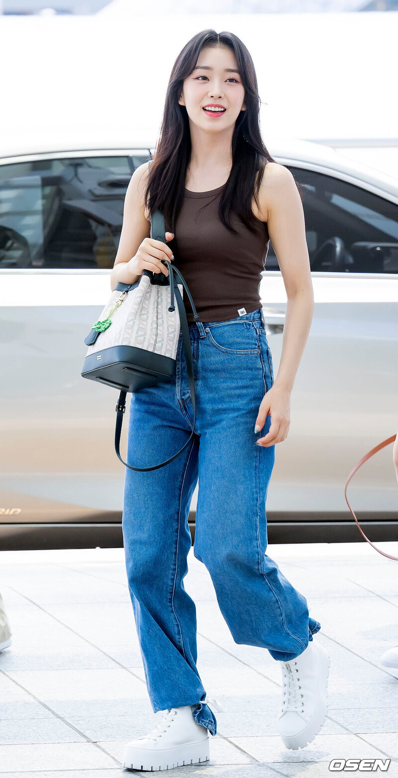 220817 STAYC Sumin at Incheon International Airport departing for KCON USA Tour documents 19