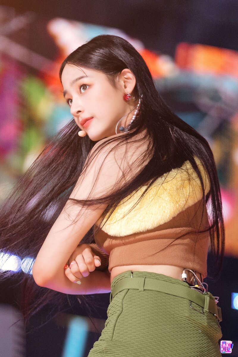 220821 NewJeans Minji - 'Attention' at Inkigayo documents 16
