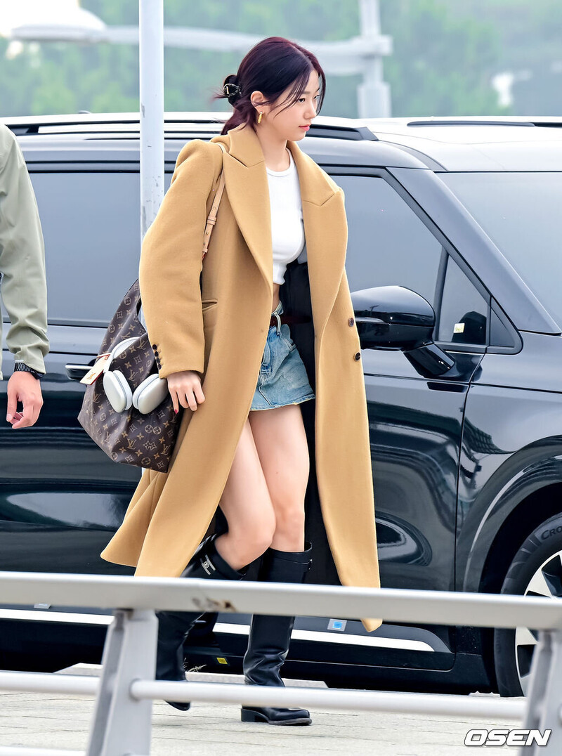 231026 LE SSERAFIM Kazuha at Incheon International Airport documents 5