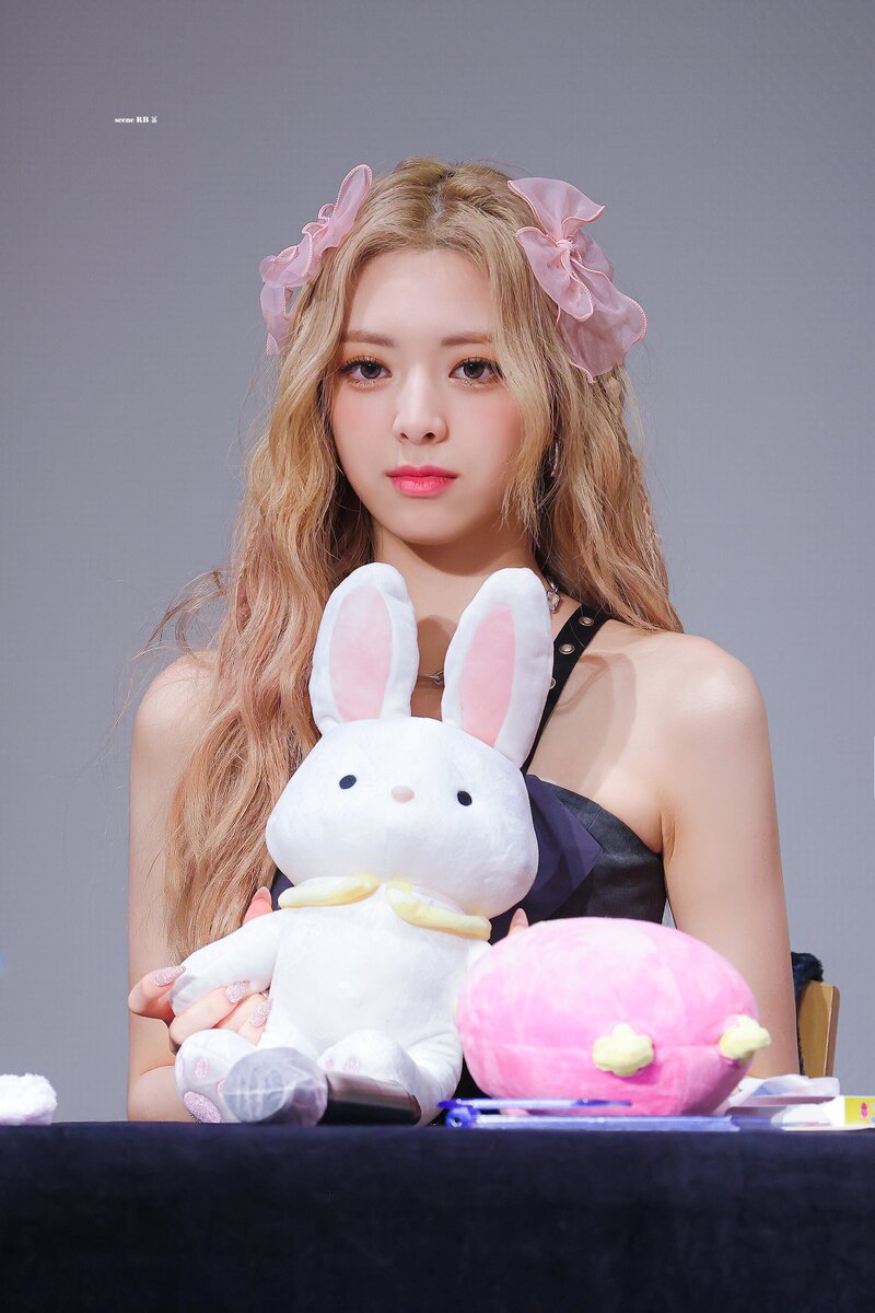 220724 ITZY Yuna - Fansign Event documents 3
