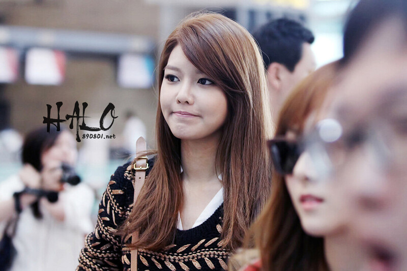 120921 Girls' Generation Sooyoung at Incheon Airport documents 1