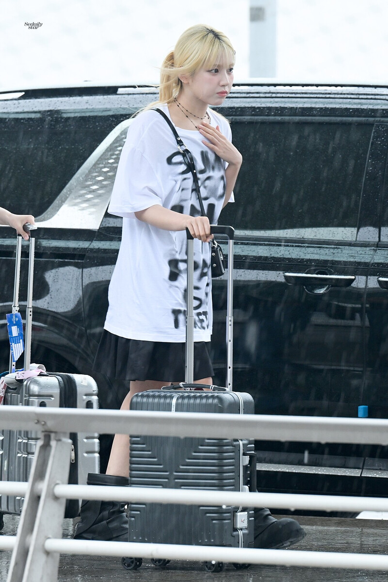 240718 NMIXX Jiwoo at Incheon International Airport documents 3