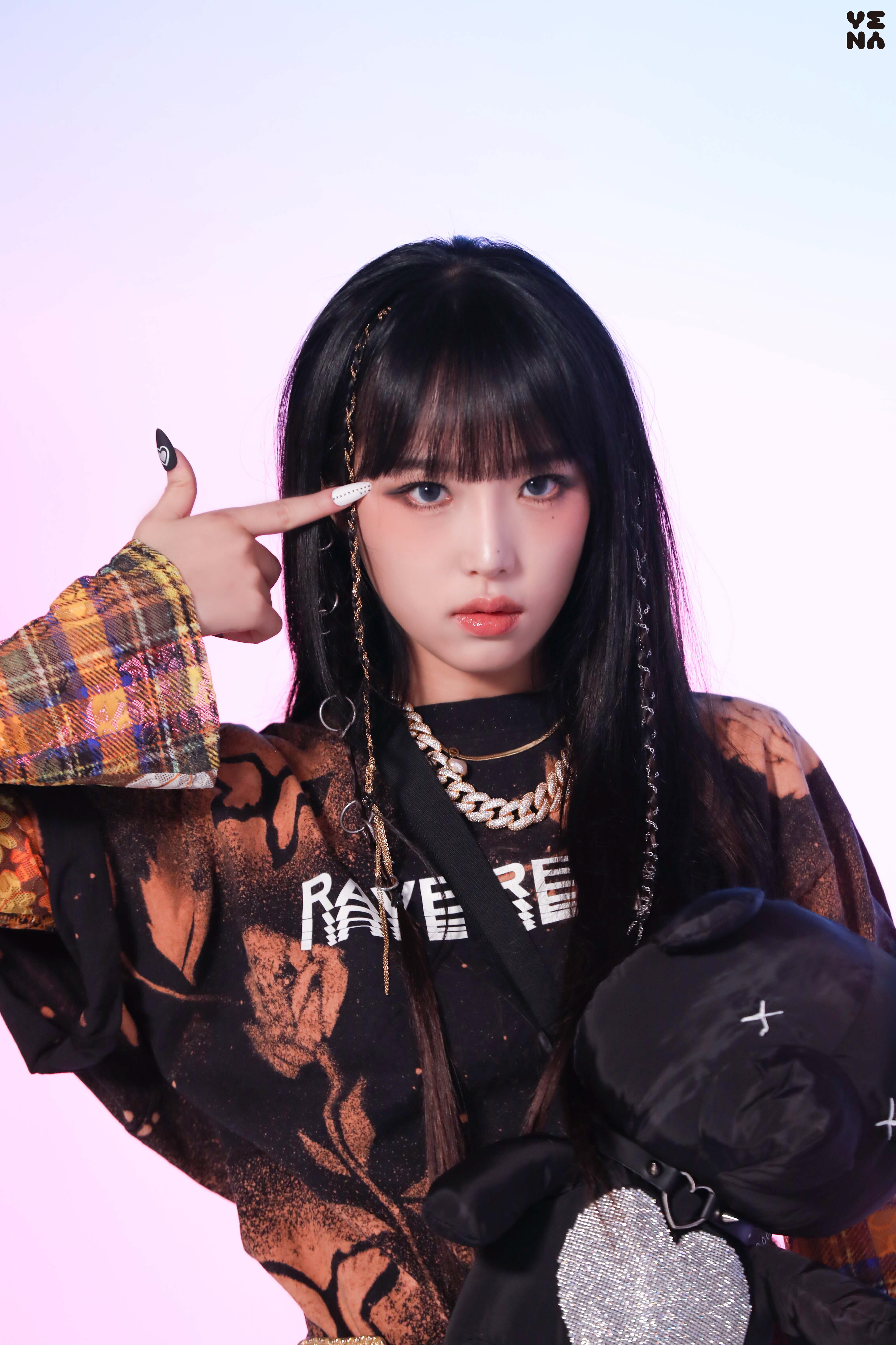 220127 Yuehua Naver Post - Yena 1st Mini Album 'SMiLEY' Jacket Behind ...