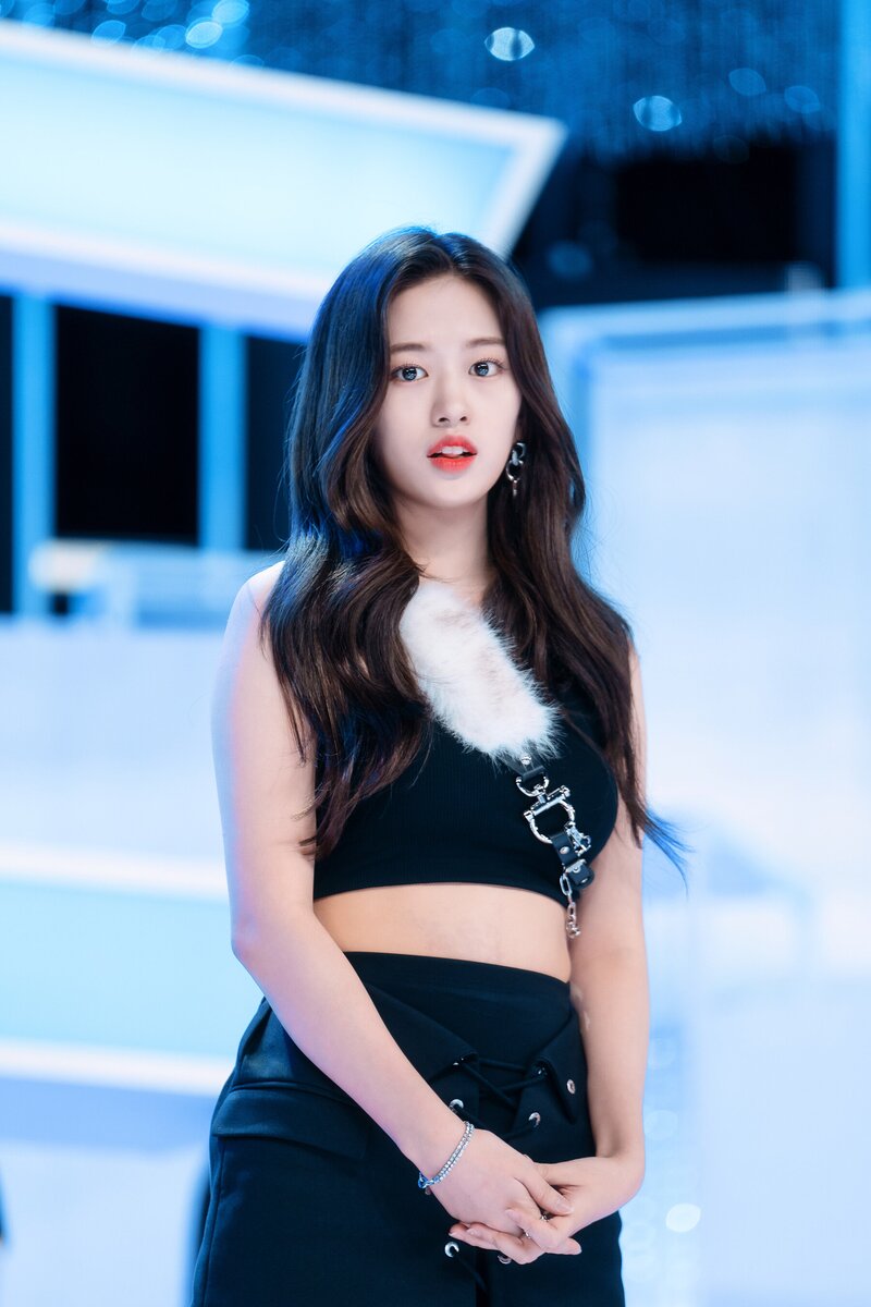 220828 IVE Yujin - 'After Like' at Inkigayo documents 5