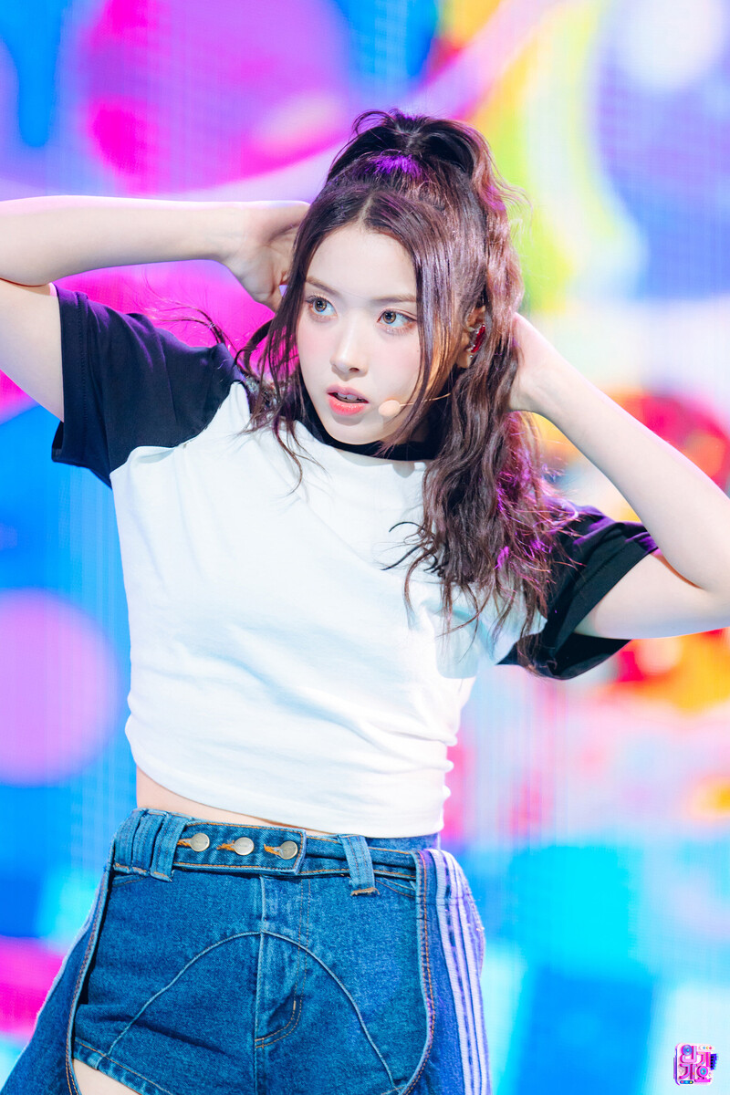 230326 NMIXX Jiwoo - 'Young, Dumb, Stupid' at Inkigayo documents 3