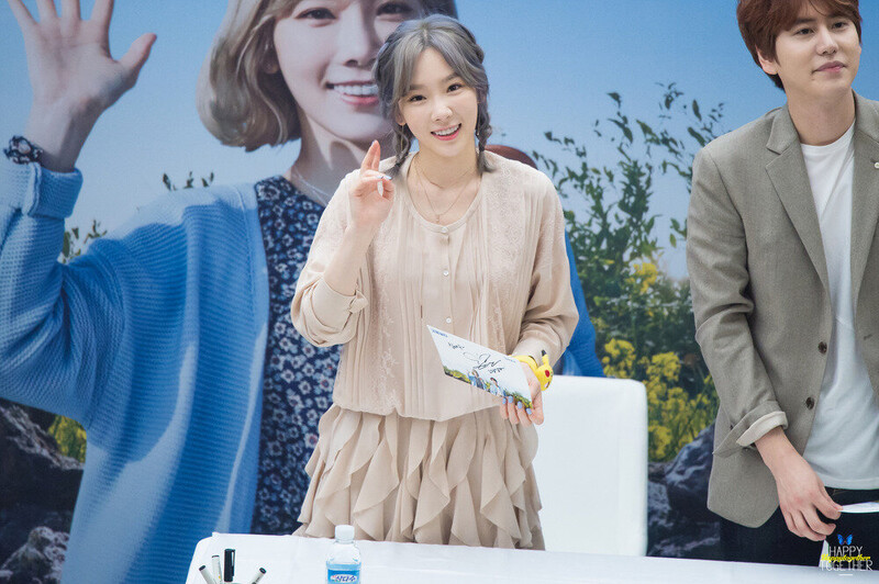 160923 Girls' Generation Taeyeon & Super Junior Kyuhyun at COEX 'Samdasoo' Fansign documents 20