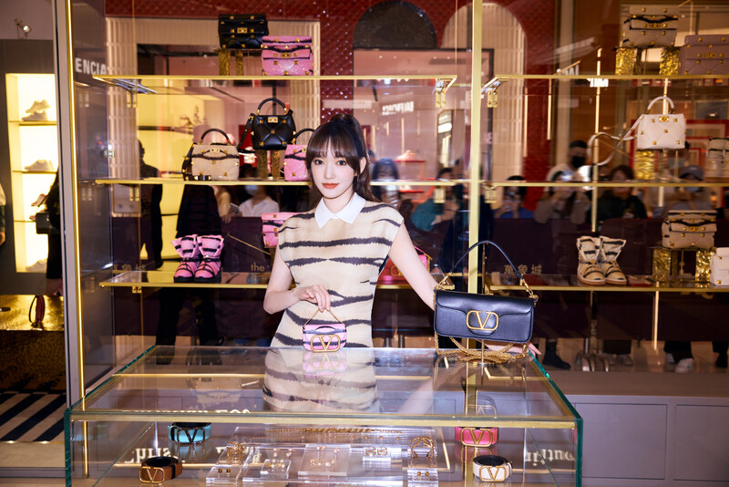 220106 Cheng Xiao Weibo Studio - Valentino Store Event documents 6