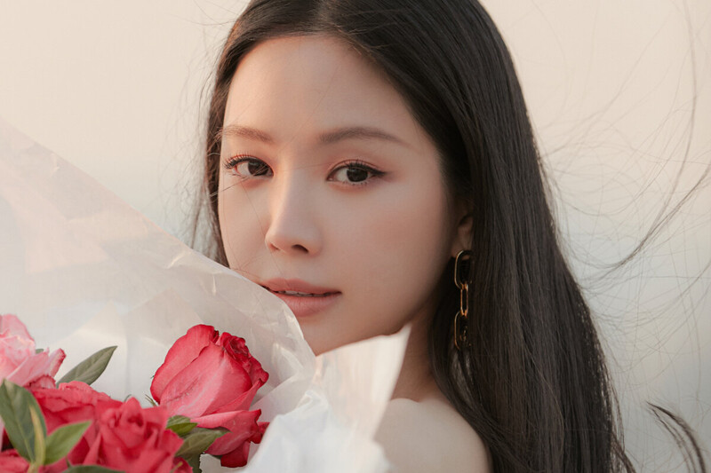 220612 YG Stage Naver Post - Naeun - Jimmy Choo Photoshoot Behind documents 8