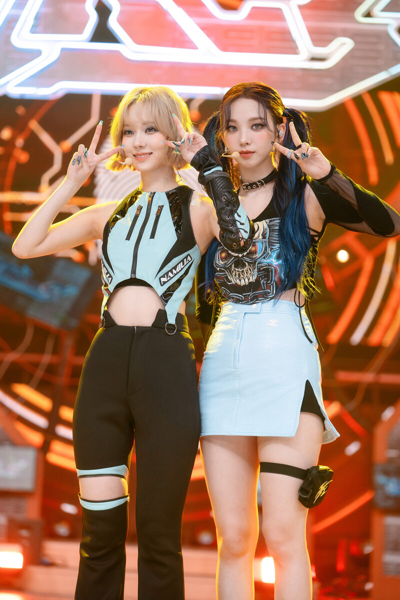 220724 aespa Karina & Winter at Inkigayo documents 2