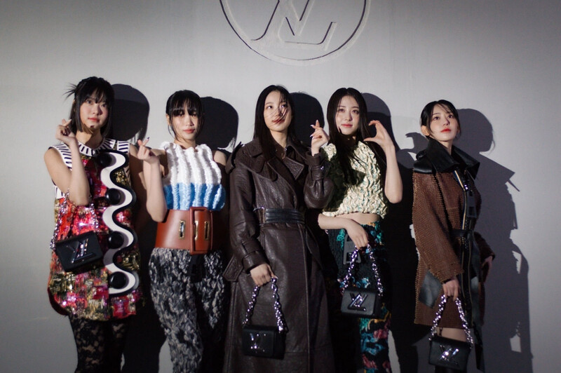 230429 LE SSERAFIM- LOUIS VUITTON Pre Fall 23 Fashion Show at Seoul documents 3