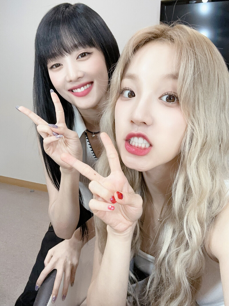 230621 - (G)I-DLE Twitter Update with Yuqi and Minnie | kpopping